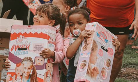 Ação De Natal Entrega Brinquedos Para Crianças De Projeto Social