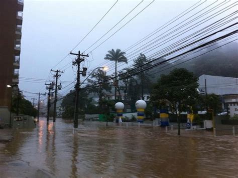 G1 Chuva forte alaga várias ruas do Centro e bairros de Petrópolis