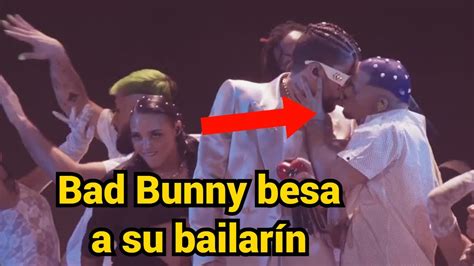 Bad Bunny Besa A Su Bailarín Durante Su Presentación En Los Mtv Vmas