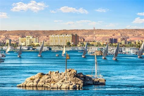 Fileira De Veleiros No Rio Nilo Em Aswan Egito Foto Premium