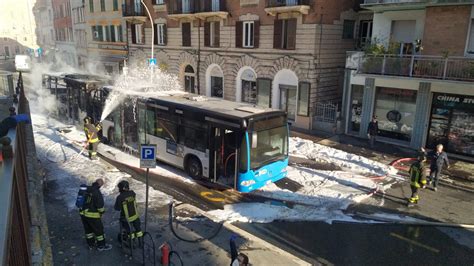 Macerata Paura In Via Roma Autobus Avvolto Dalle Fiamme Traffico In