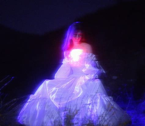 Weyes Blood Estrena Its Not Just Me Its Everybody Y Anuncia Un