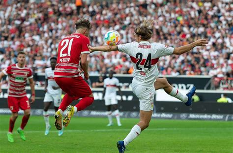 VfB Stuttgart Gegen FC Augsburg Borna Sosa Und Der Ausgestreckte Arm