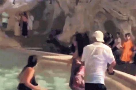 Turisti Fanno Il Bagno Nella Fontana Di Trevi Dago Fotogallery