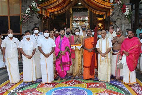 Pejawar Seer Offers Prayers In Tirumala Shrine Ttd News