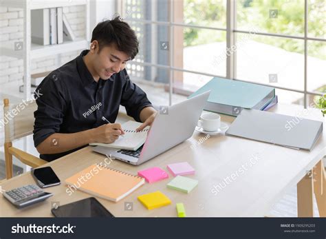 392,680 imágenes de Persona escribiendo en computadora - Imágenes