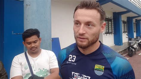 Foto Nyoblos Di Pemilu Pengalaman Pertama Kapten Persib Bandung