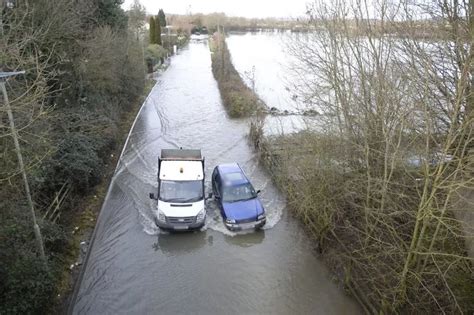 Flood warning near A417 and Gloucester as people told to move ...