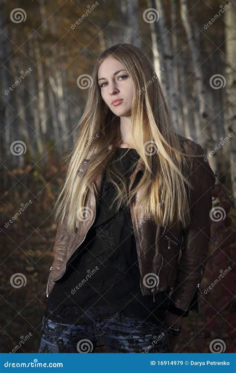 Portret Van Het Blonde Meisje Stock Afbeelding Image Of Alleen Schoonheid 16914979