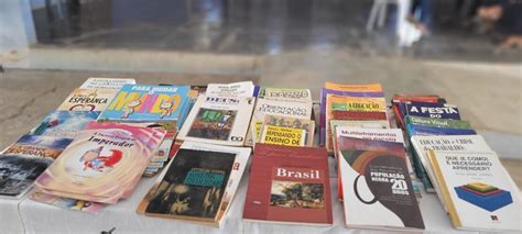 Professor M Rio Doa Livros Para Biblioteca No Quilombo De Parateca Em