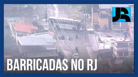 Traficantes usam ônibus como barricadas durante operação policial no