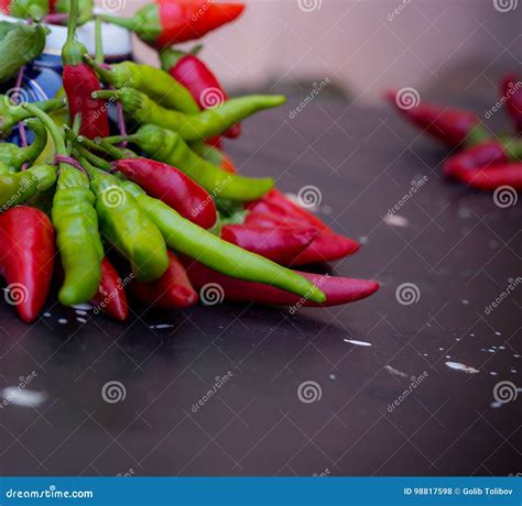 Pimenta Vermelha E Verde No Fundo Escuro Da Placa Foto De Stock