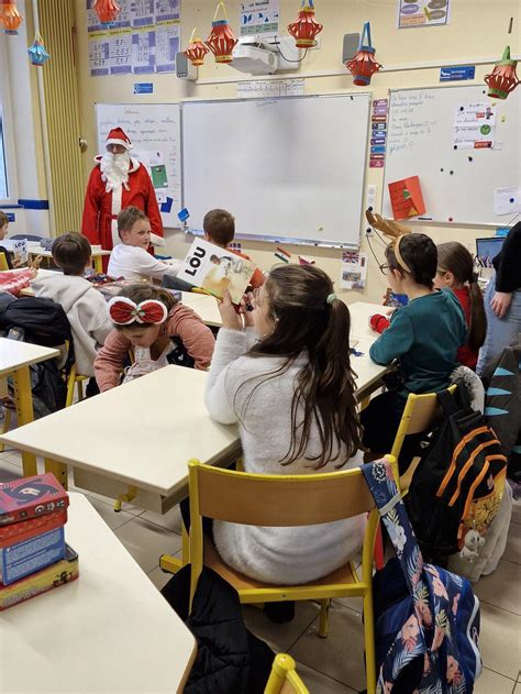 Saint Laurent de Céris Le père Noël rend visite aux écoliers