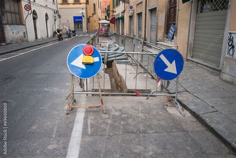 Cantiere Lavori In Corso Segnali Di Rifacimento Stradale Stock Photo