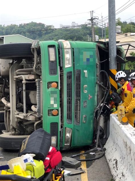 砂石車高速撞分隔島翻覆 駕駛一度受困幸輕傷 中廣新聞網