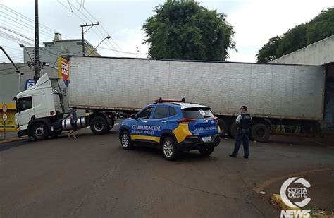 Caminh O Fica Preso Ao Passar Por Baixo De Viaduto Em S O Miguel Do