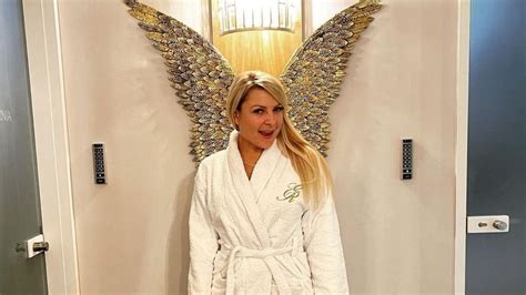 Piękni i Młodzi Magda Narożna cała na czarno eksponuje zgrabną girkę Ależ ona jest HOT