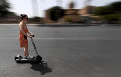 Casco Assicurazione Velocit In Cerca Di Regole Per Il Monopattino