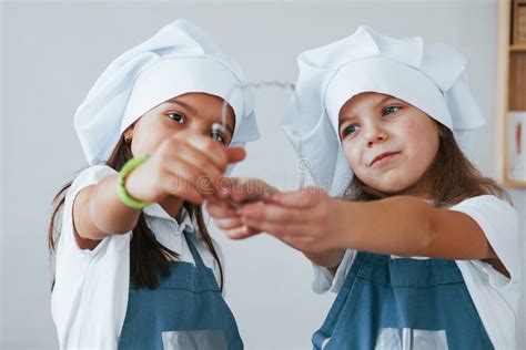 Deux Petites Filles Dans Le Fonctionnement De L Uniforme Bleu De Leader