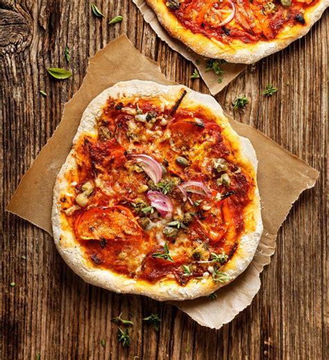 Eigengemaakte Pizza Met Tomaten Olijven Salami Mozarellakaas En Vers