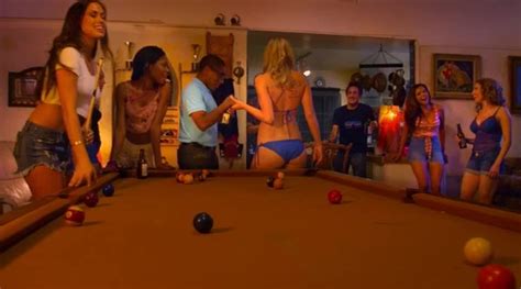 Nackte Scarlet Red In Bikini Car Wash