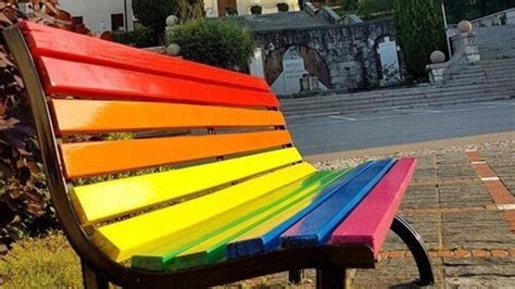 Cosenza sedicenne malmenato dallo zio perché gay Nella nostra famiglia non vogliamo Luomo