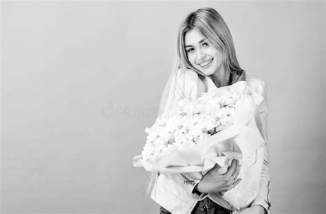 Surprise Pour La Petite Amie La Petite Blonde Sensuelle Tendre Tenant Des Fleurs Bouquet Service