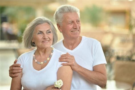 Retrato De Una Feliz Pareja De Ancianos Abraz Ndose Foto Premium