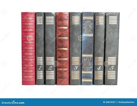 Винтажные книги в ряд стоковое изображение. изображение насчитывающей ...