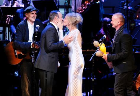 Sì sono gay Ora lo ammetto Con un clamoroso messaggio su twitter il famosissimo attore ha