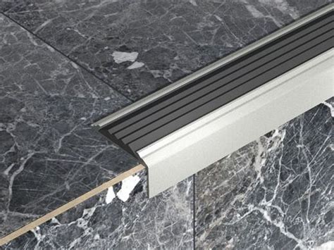 Алюминиевые порожки с резиновой вставкой