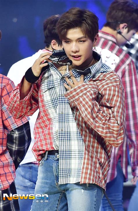 포토엔hd 워너원 강다니엘 ‘표정도 살아있네 손에 잡히는 뉴스 눈에 보이는 뉴스 뉴스엔