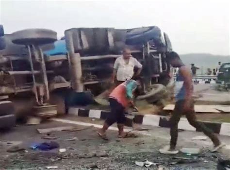 18 Killed 19 Injured As Bus Hits Milk Tanker On Lucknow Agra Expressway