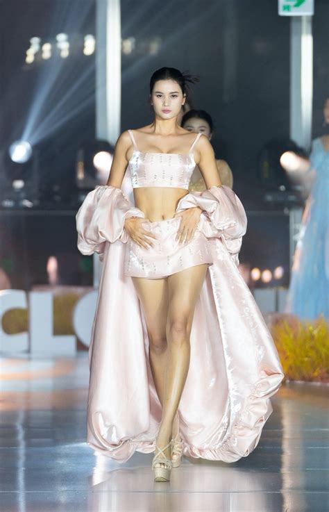 Lynk Lee khoe dáng mảnh mai H Hen Niê nóng bỏng với bikini đen huyền bí