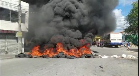 Moradores do bairro Indianópolis e Centro realizam protesto em Caruaru