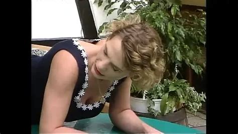 Geile vollbusige MILF mit behaarter muschi arsch gefickt und von retro großem schwanz