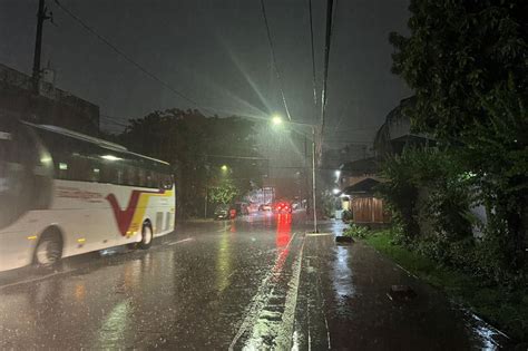 Malakas Na Ulan Bumuhos Sa Ilang Bahagi Ng Quezon City Abs Cbn News