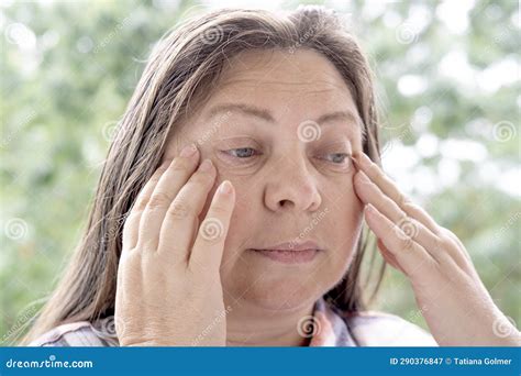 Chiusura Di Una Donna Carismatica Matura 50 Anni Tenendo Per Mano La