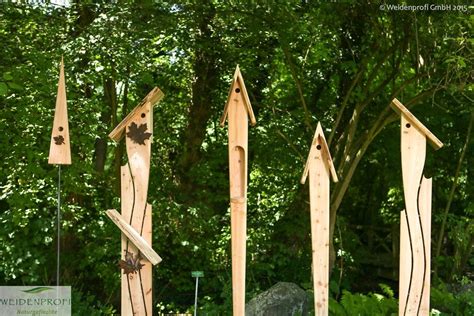 In diesem Garten stehen wunderschöne Holzskulpturen aus dem Massivholz