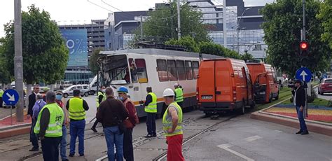 ACCIDENT Două tramvaie s au ciocnit frontal în București Daniel