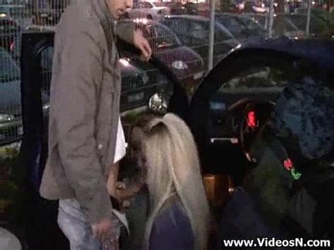 Dos chicas folladas por extraño en el estacionamiento XVIDEOS