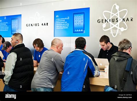 Customers at the Apple store genius bar Stock Photo - Alamy