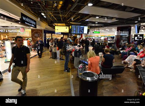 Heathrow Terminal 3 departure lounge Stock Photo - Alamy