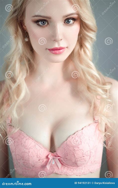 Portrait De La Jeune Belle Femme Sexy Blonde Portant Un Soutien Gorge