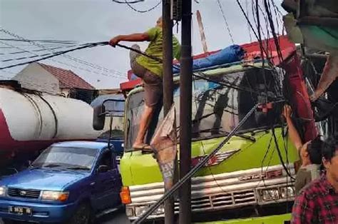 Detik Detik Truk Hino Tabrak Pejalan Kaki Hingga Tewas Di Pekalongan