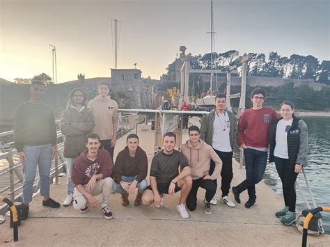 Un Barco Que Vuela Sobre El Agua En Vigo