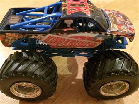 Hot Wheels Monster Jam Truck KING KRUNCH Flag Series Plastic Base 1 64 Scale Contemporary