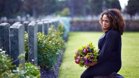 Things You Should Never Say To A New Widow Or Widower