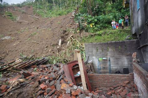 Ratusan Warga Diungsikan Dampak Tanah Longsor Di Trenggalek Antara News