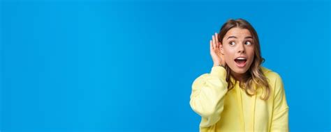 Portrait en gros plan d une jeune fille blonde intriguée et curieuse avec une oreille percée qui